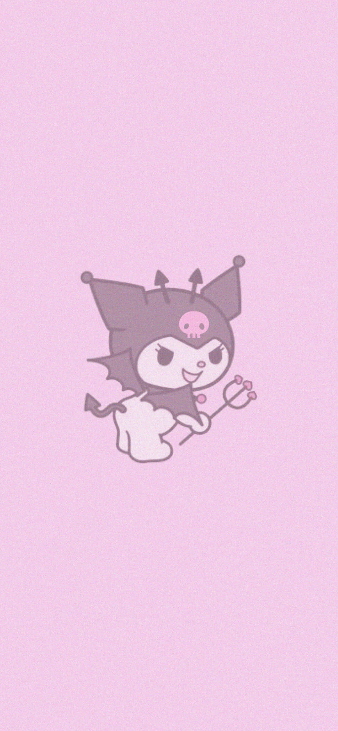 Kuromi Halloween 桌布 壁紙 — 一個可愛的卡通魔鬼角色，有角和尾巴，在柔和的粉紅色背景前微笑著拿著一個小叉子。