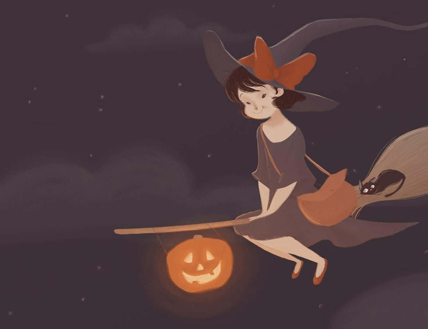 Witches Broom 桌布 壁紙 — 一個可愛的女巫戴着橙色蝴蝶結，夜晚騎着掃帚飛行，手持發光的南瓜燈，旁邊有一隻貓咪棲息。