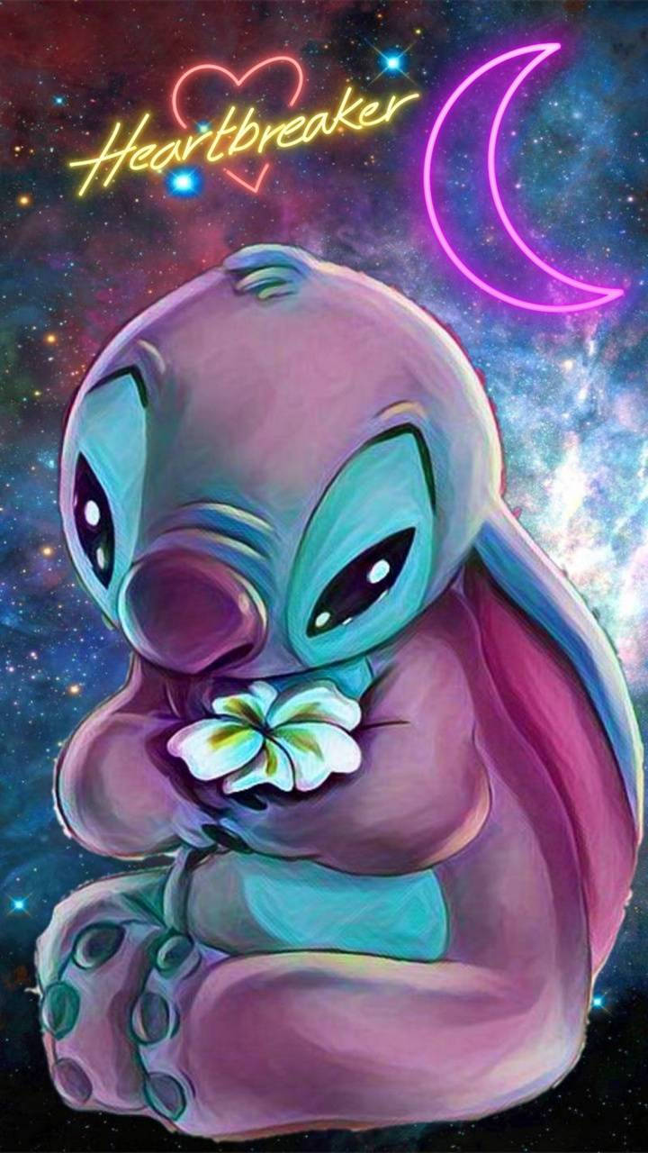 Cute Stitch 桌布 壁紙 — 一個可愛的紫色外星人角色在充滿活力的宇宙背景中擁抱一朵白色的花，背景有粉紅色的新月和發光的文字。
