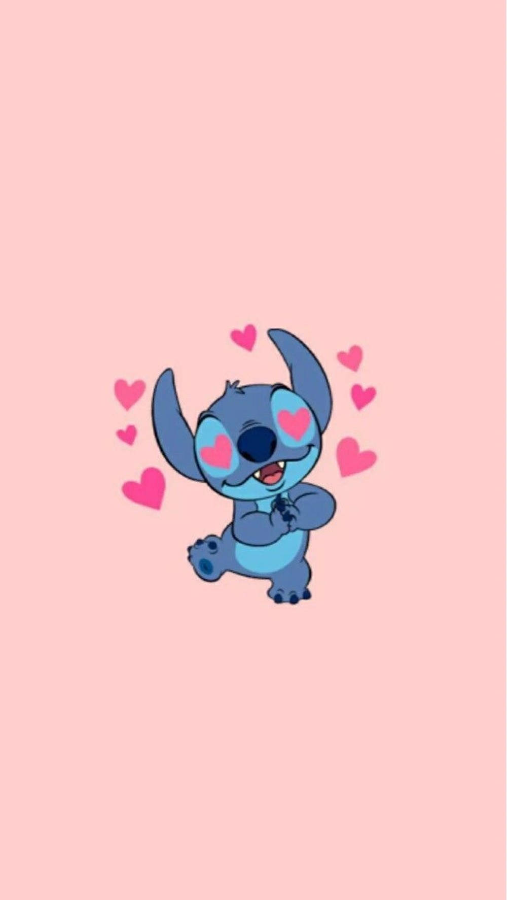 in love 桌布 壁紙 — 一個可愛的藍色卡通外星人，擁有心形眼睛和漂浮的粉紅色心形，在柔和的粉紅色背景上快樂地微笑。