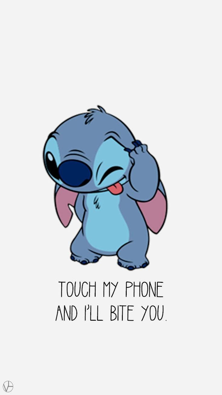 Cute Stitch 桌布 壁紙 — 一個可愛的藍色卡通外星人眨眼並伸出舌頭，同時拿著手機，下方有俏皮的警告文字。