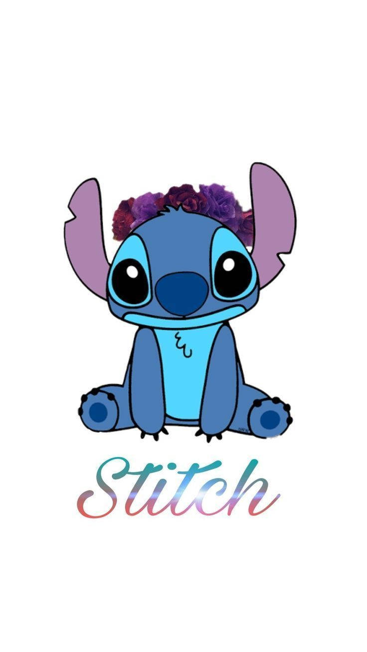Cute Stitch 桌布 壁紙 — 一個可愛的藍色史迪仔角色戴著紫色花冠，在白色背景上微笑坐著。