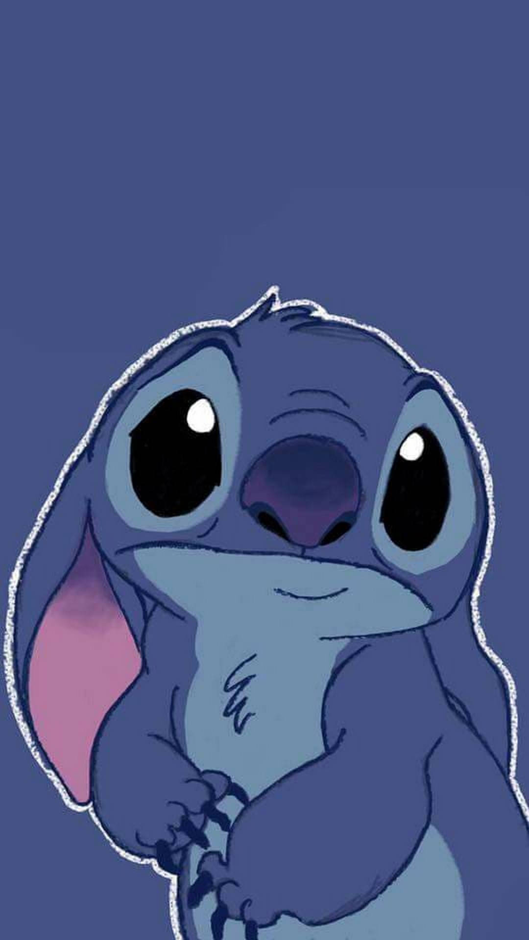 迪士尼角色 桌布 壁紙 — 一個可愛的藍色外星人，有大眼睛和粉紅色耳朵，在純藍色背景上溫柔地微笑。