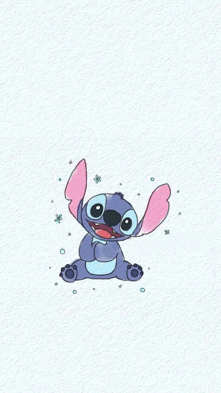 cute stitch iPhone 桌布 壁紙 — 一個可愛的藍色外星人，有粉紅色的耳朵，快樂地坐在有紋理的白色背景上，周圍環繞著小星星和花朵。