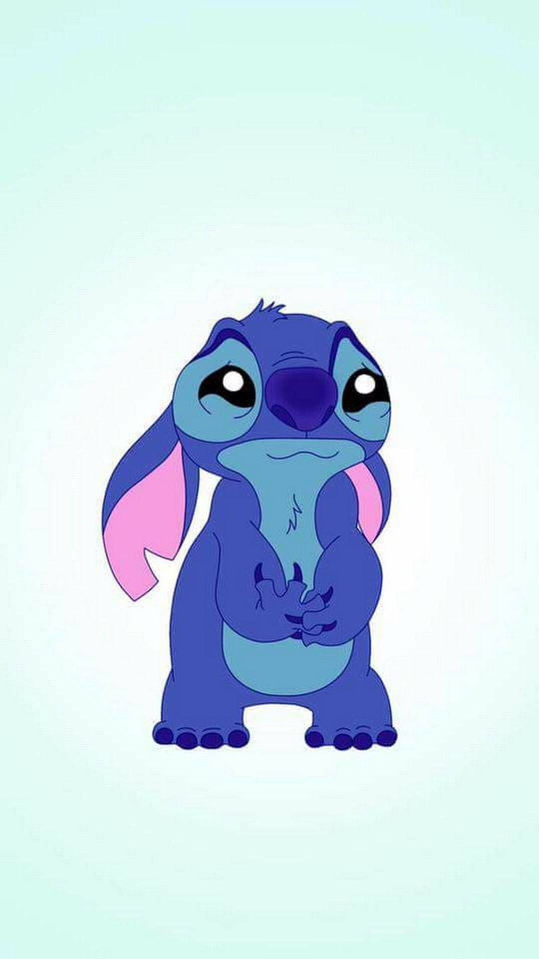 cute stitch iPhone 桌布 壁紙 — 一個可愛的藍色外星人，長著粉紅色耳朵，坐在柔和的薄荷綠色背景前，看起來天真無邪。