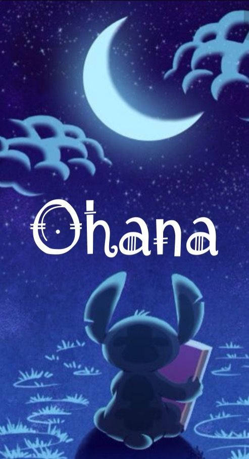 Family 桌布 壁紙 — 一個可愛的藍色外星人坐在發光的彎月下，在滿天星斗的夜空和蓬鬆的雲朵中閱讀一本書。