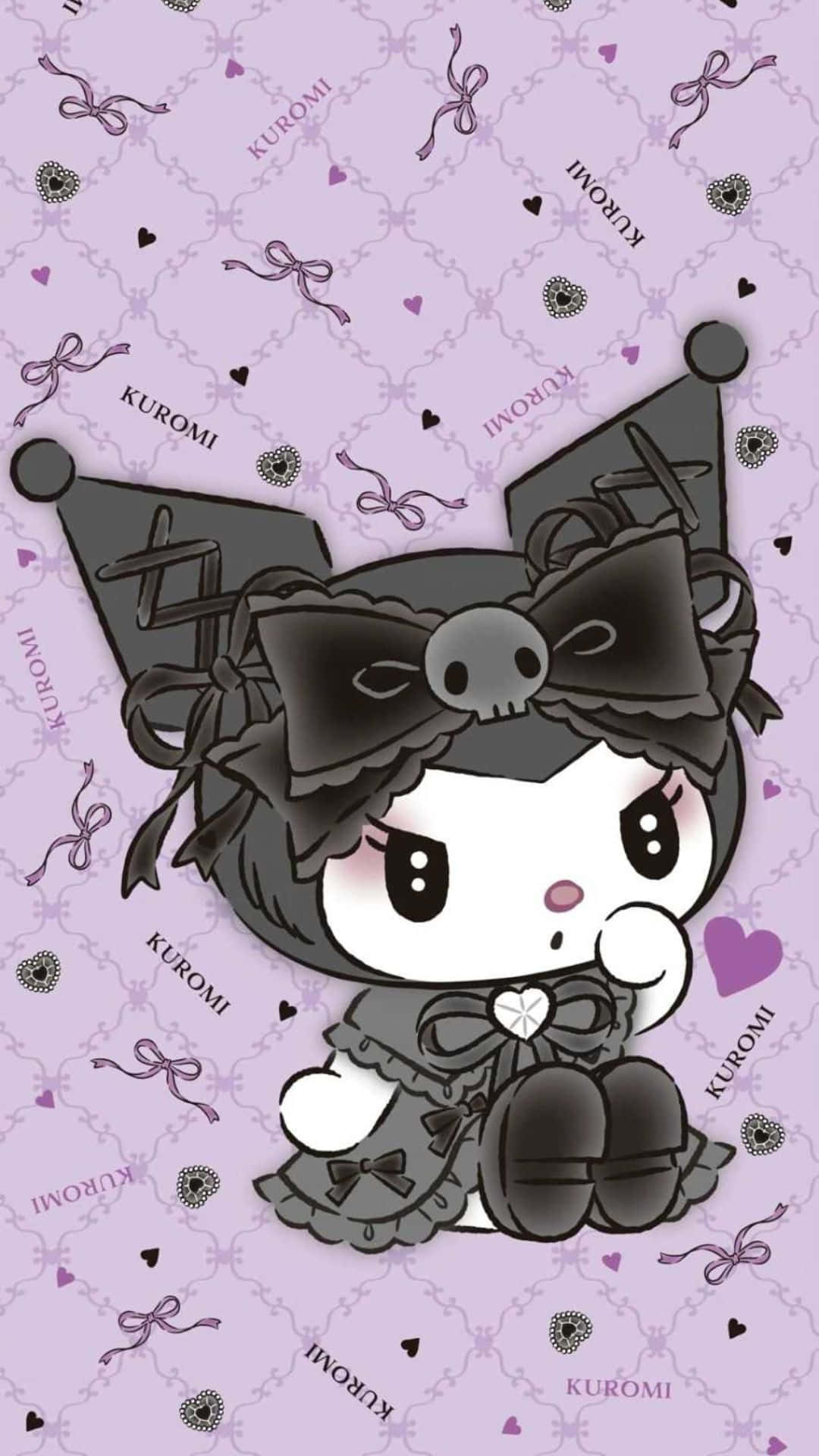 Kuromi Halloween 桌布 壁紙 — 一個可愛的黑白Kuromi角色穿著哥德式服裝，坐在有蝴蝶結和心形圖案的紫色背景上。