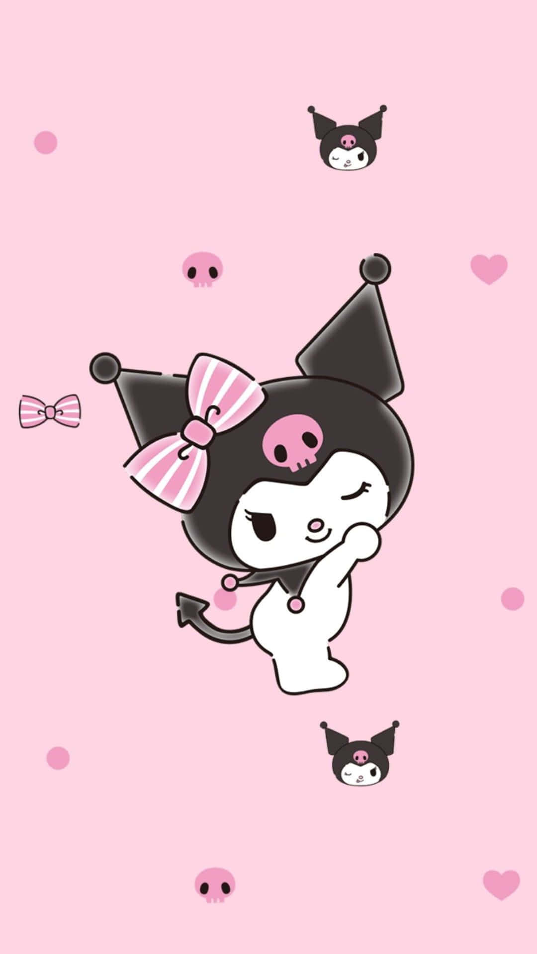 Kuromi Fanart 桌布 壁紙 — 一個可愛的黑白卡通角色，帶有粉紅色蝴蝶結和骷髏圖案，在點綴著心形和骷髏的柔和粉紅色背景上頑皮地漂浮。