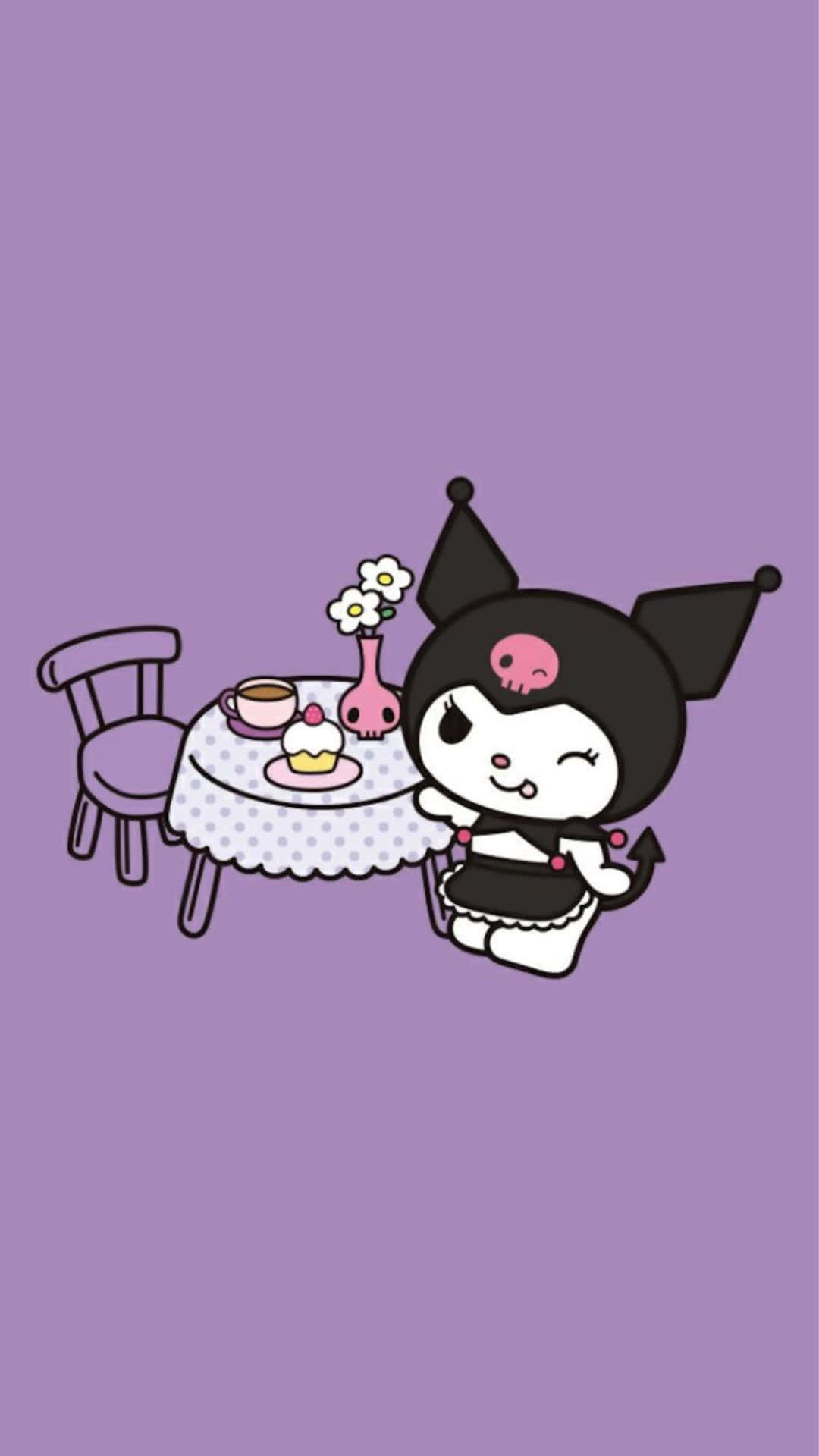 Kuromi Kawaii 桌布 壁紙 — 一個可愛的黑白卡通角色，長著蝙蝠耳朵，坐在小桌子旁，在純紫色背景前享用茶和蛋糕。