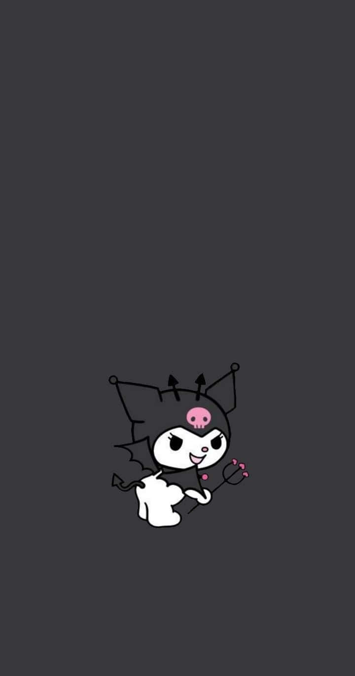 Kuromi Aesthetic 桌布 壁紙 — 一個可愛的黑色蝙蝠主題卡通角色，帶有粉紅色頭骨和翅膀，在深灰色背景上微笑。