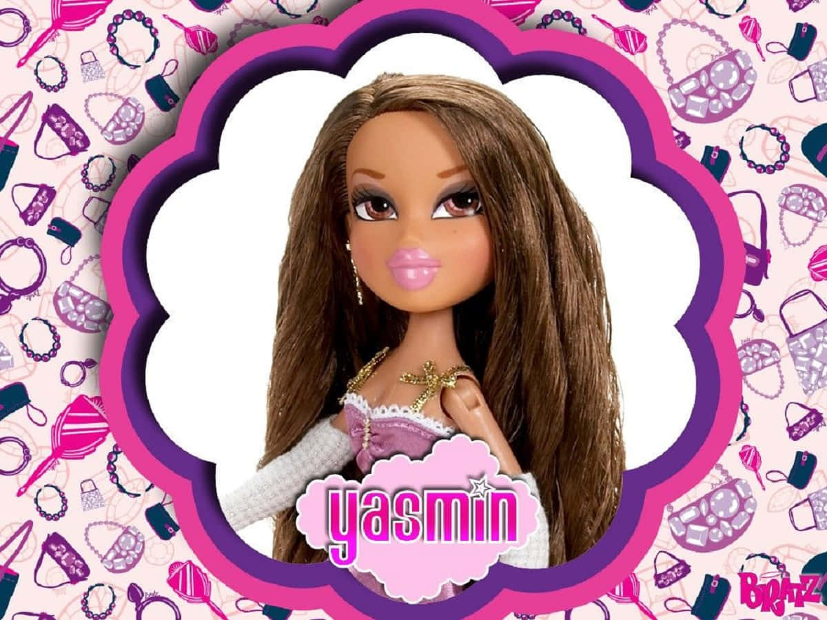 貝茲娃娃 桌布 壁紙 — 一個名為 Yasmin 的 Bratz 娃娃，擁有長長的棕色頭髮和粉紅色嘴唇，被紫色扇貝邊框框住，背景是配件的圖案。