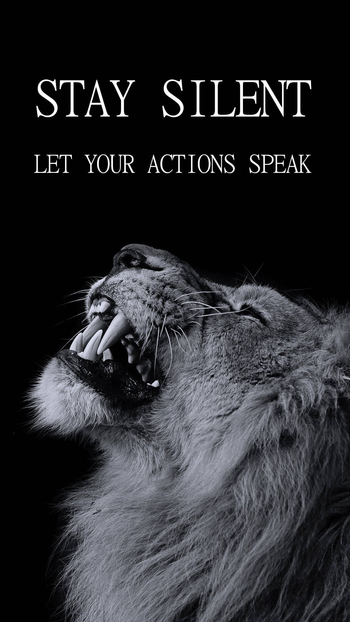 lion roar 桌布 壁紙 — 一個咆哮的獅子頭，黑白配色，深色背景，粗體文字寫著 'STAY SILENT LET YOUR ACTIONS SPEAK'。