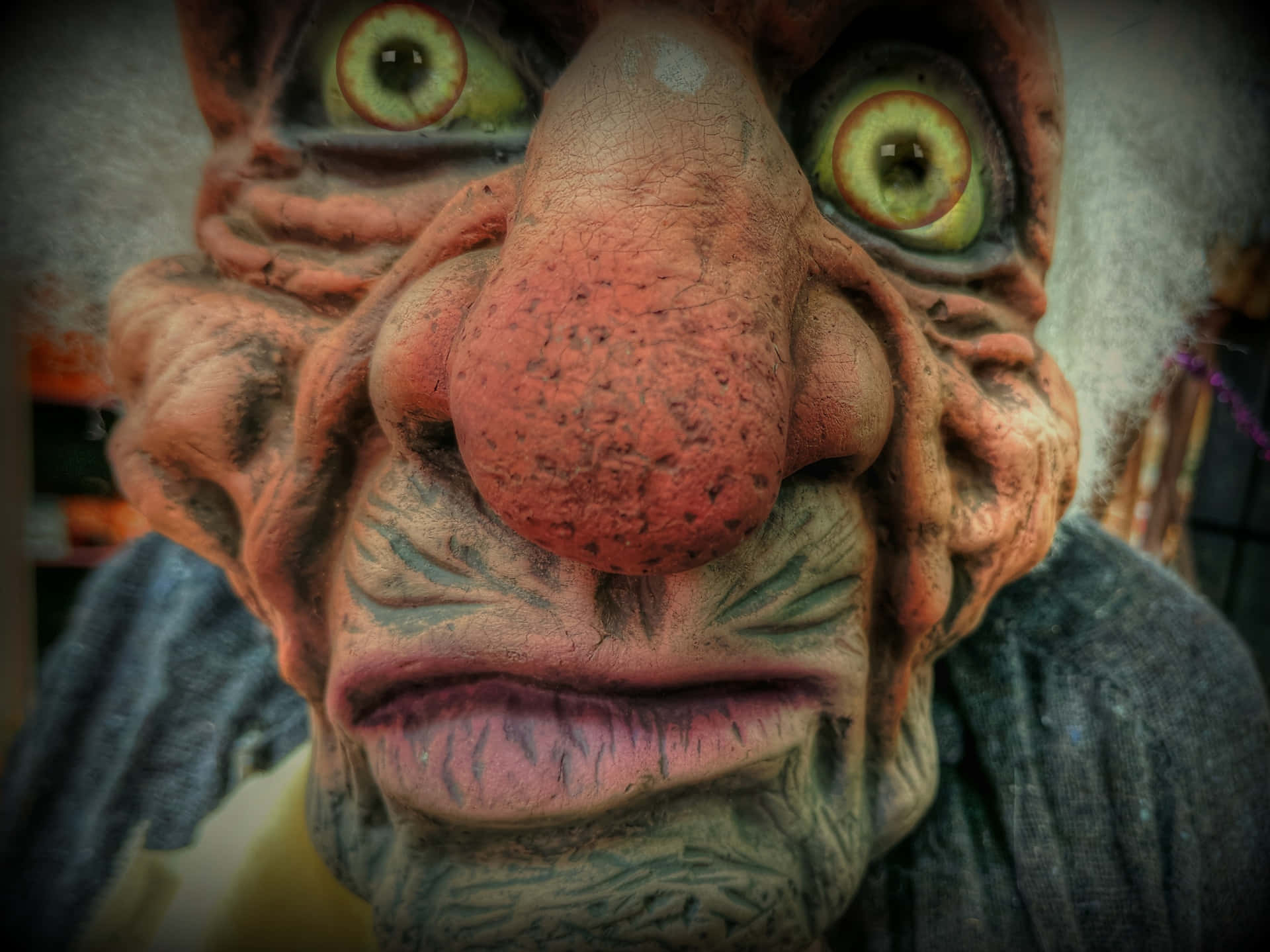 Freaky 桌布 壁紙 — 一個哥布林般生物的怪異特寫，有凸出的綠色眼睛和巨大的紅色鼻子。