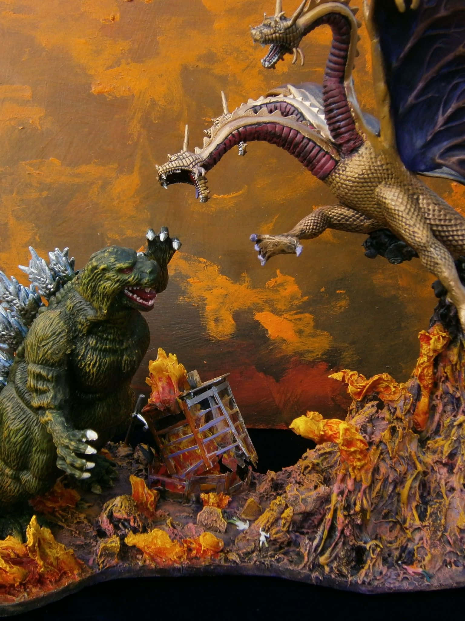 King Ghidorah 桌布 壁紙 — 一個哥斯拉與三頭龍在橙色天空下，於熾熱熔岩和破碎瓦礫中戰鬥的立體模型。