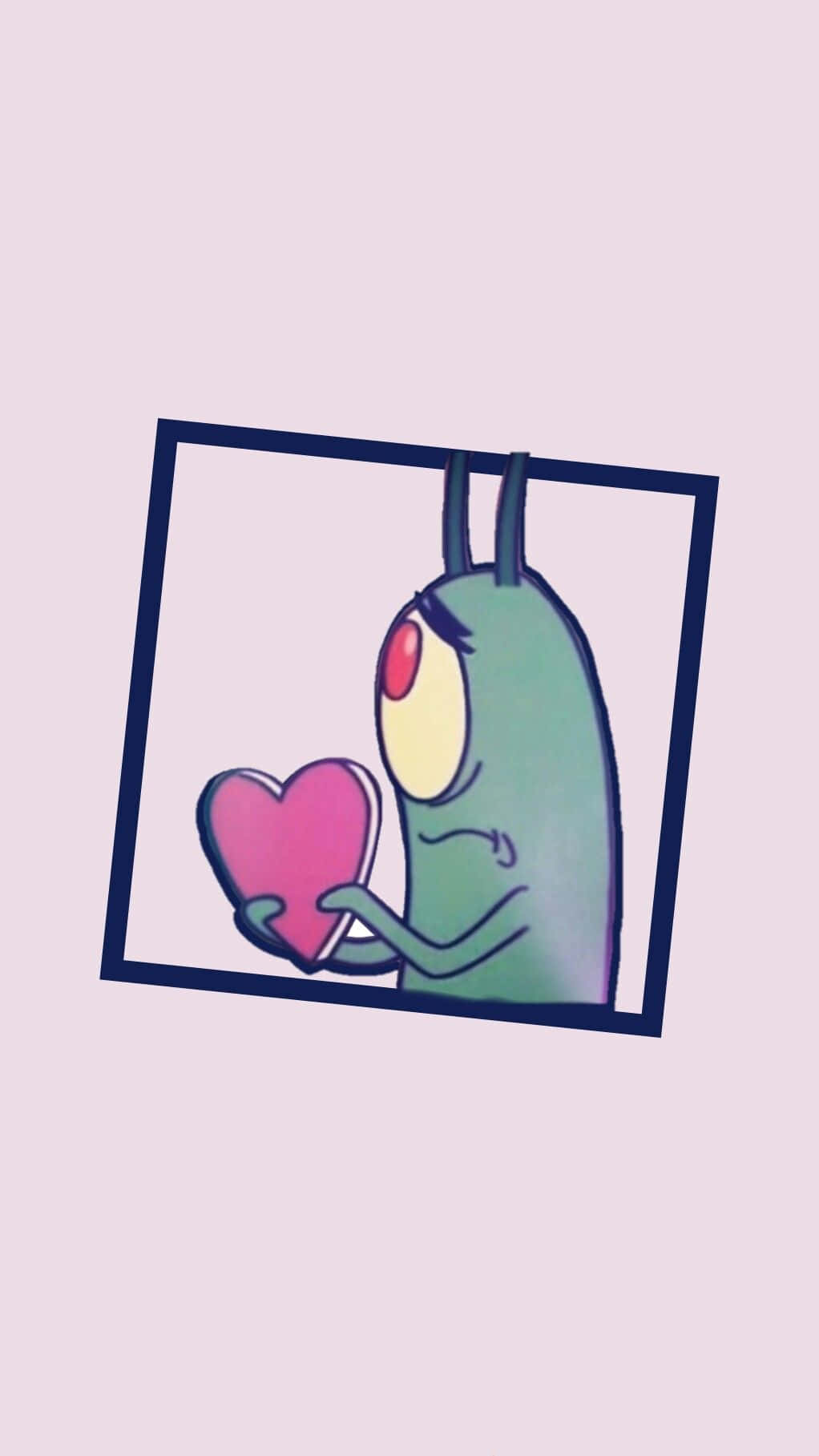 plankton 桌布 壁紙 — 一個單眼綠色卡通角色在傾斜的相框內拿著一個粉紅色心形，背景是柔和的粉紅色。