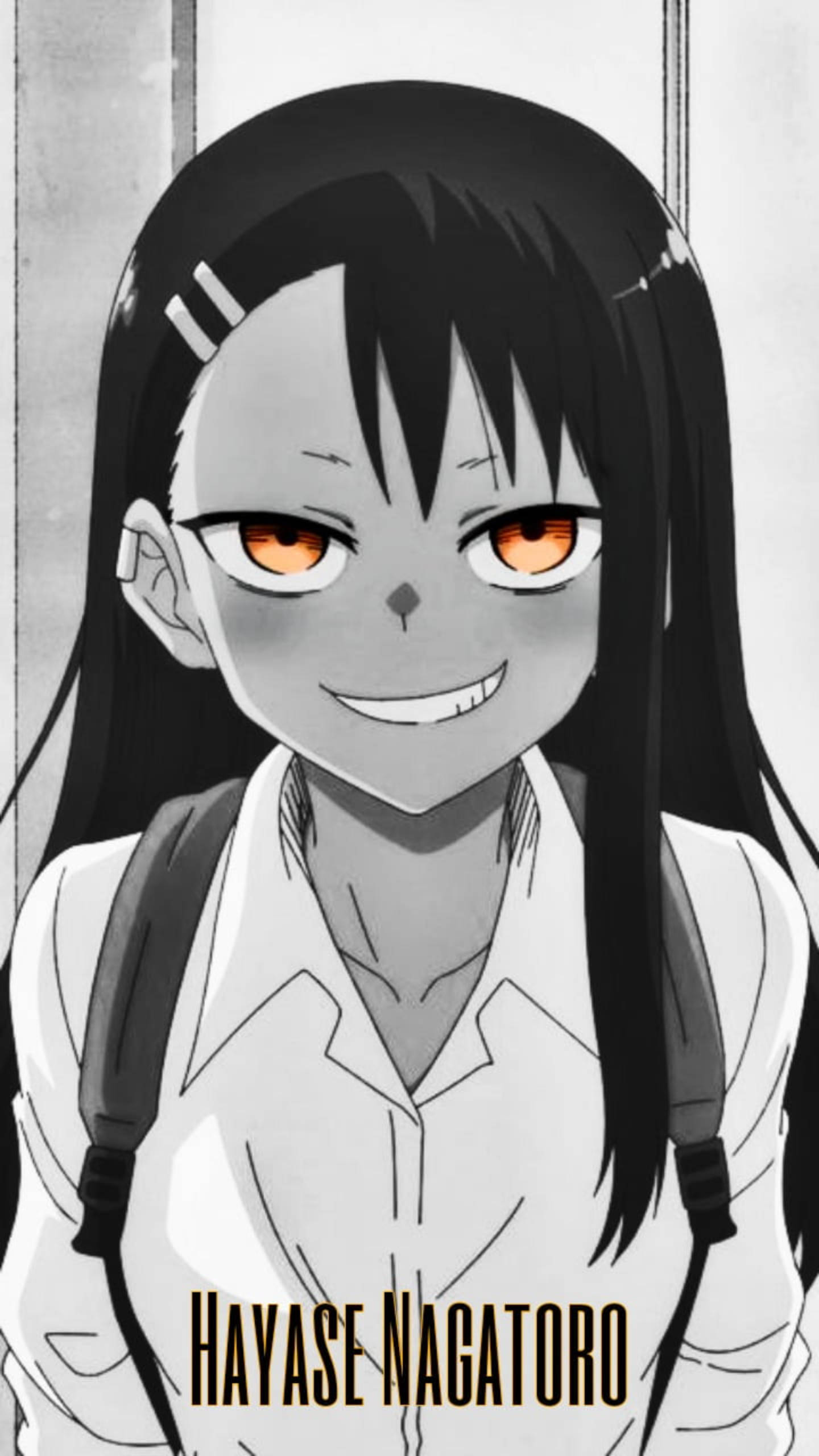 Nagatoro 桌布 壁紙 — 一個單色動漫女孩，擁有發光的橙色眼睛和背包，自信地對觀眾微笑。