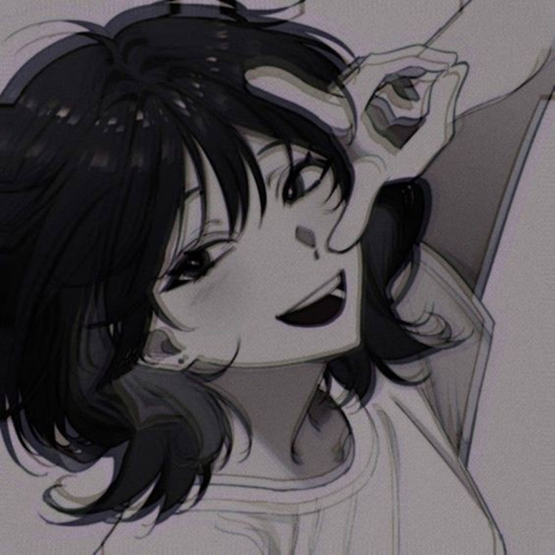 動漫女孩 桌布 壁紙 — 一個單色動漫女孩，深色頭髮，微笑著將手靠近臉龐，表情俏皮。
