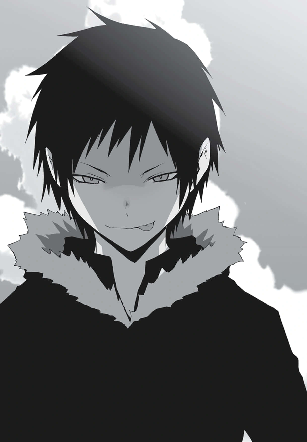 Izaya Orihara 桌布 壁紙 — 一個單色動漫角色，擁有刺蝟頭和毛皮襯裡大衣，在陰雲密佈的天空下微微微笑。
