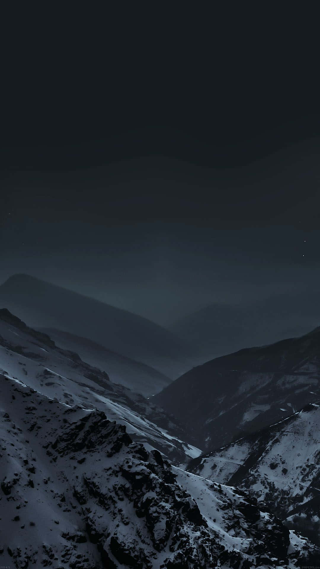 Dark Landscape 桌布 壁紙 — 一個嚴峻的冬季山谷，籠罩在深沉的暮色中，積雪的山峰逐漸消失在迷霧的黑暗裡。