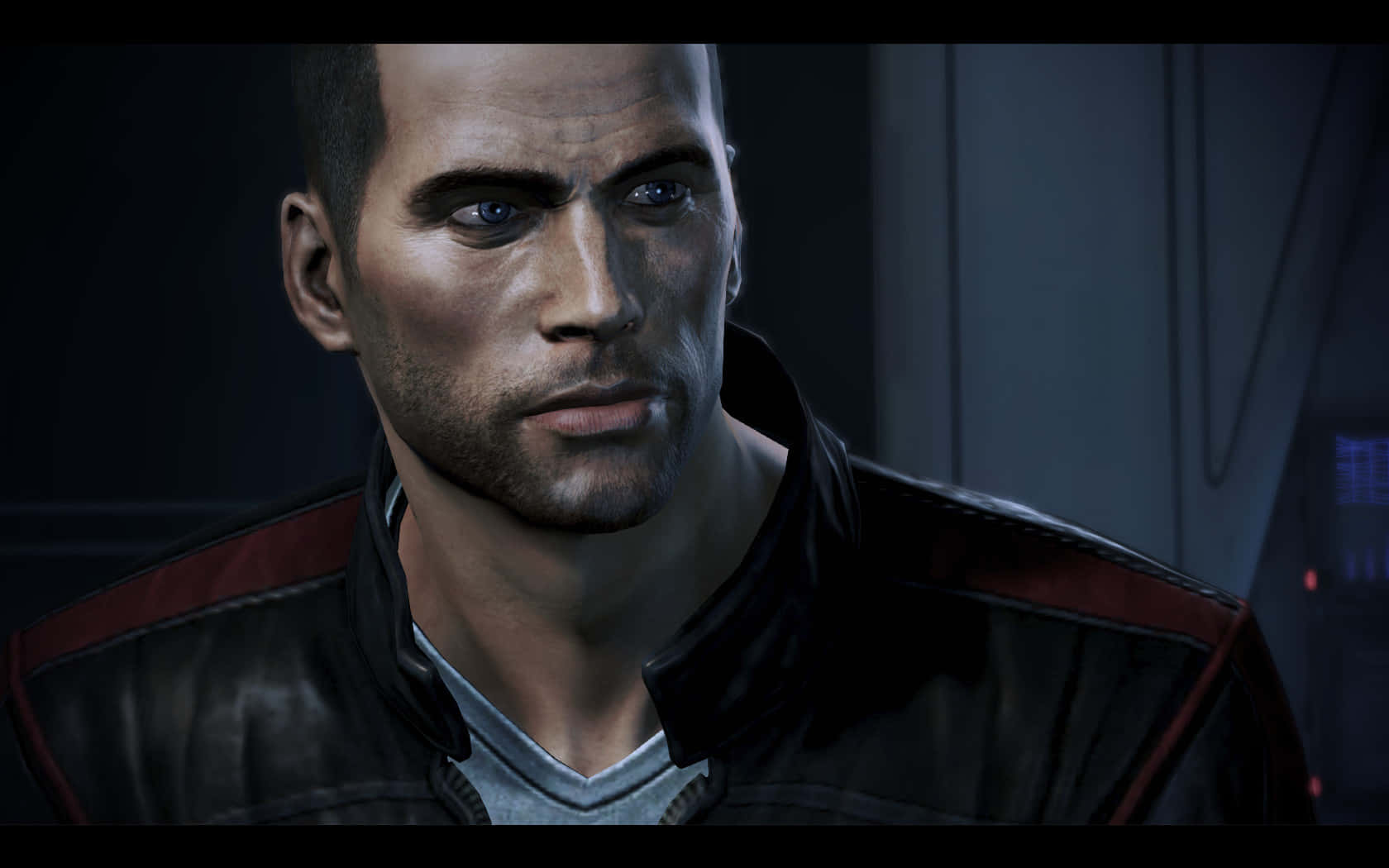 Commander Shepard 桌布 壁紙 — 一個嚴肅男人的特寫，他有藍眼睛和鬍渣，穿著黑色和紅色的外套，處於燈光昏暗的未來主義環境中。