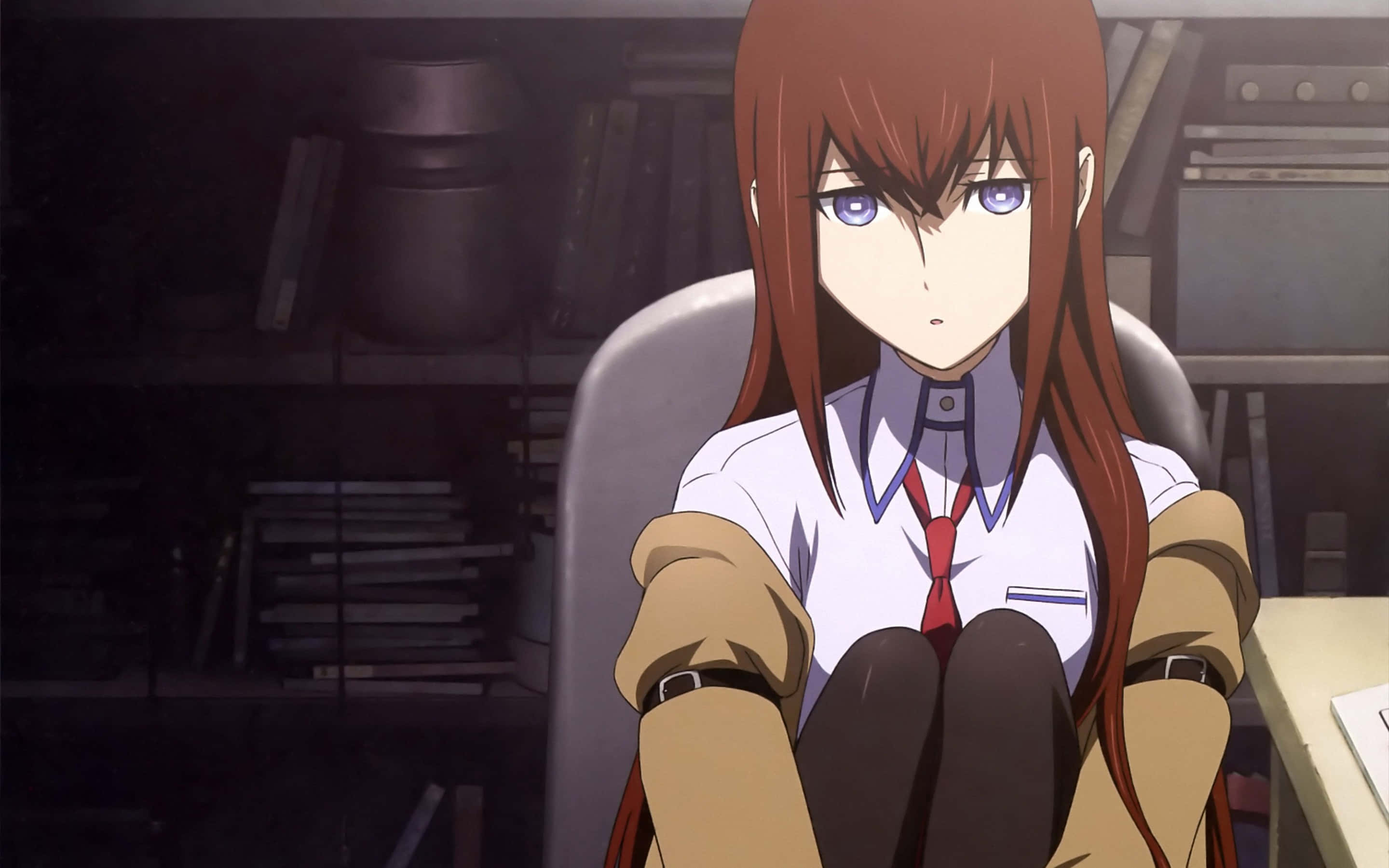 kurisu makise 桌布 壁紙 — 一個嚴肅的動漫女孩，紅髮藍眼，坐在一個光線昏暗、充滿書籍的房間裡的椅子上。