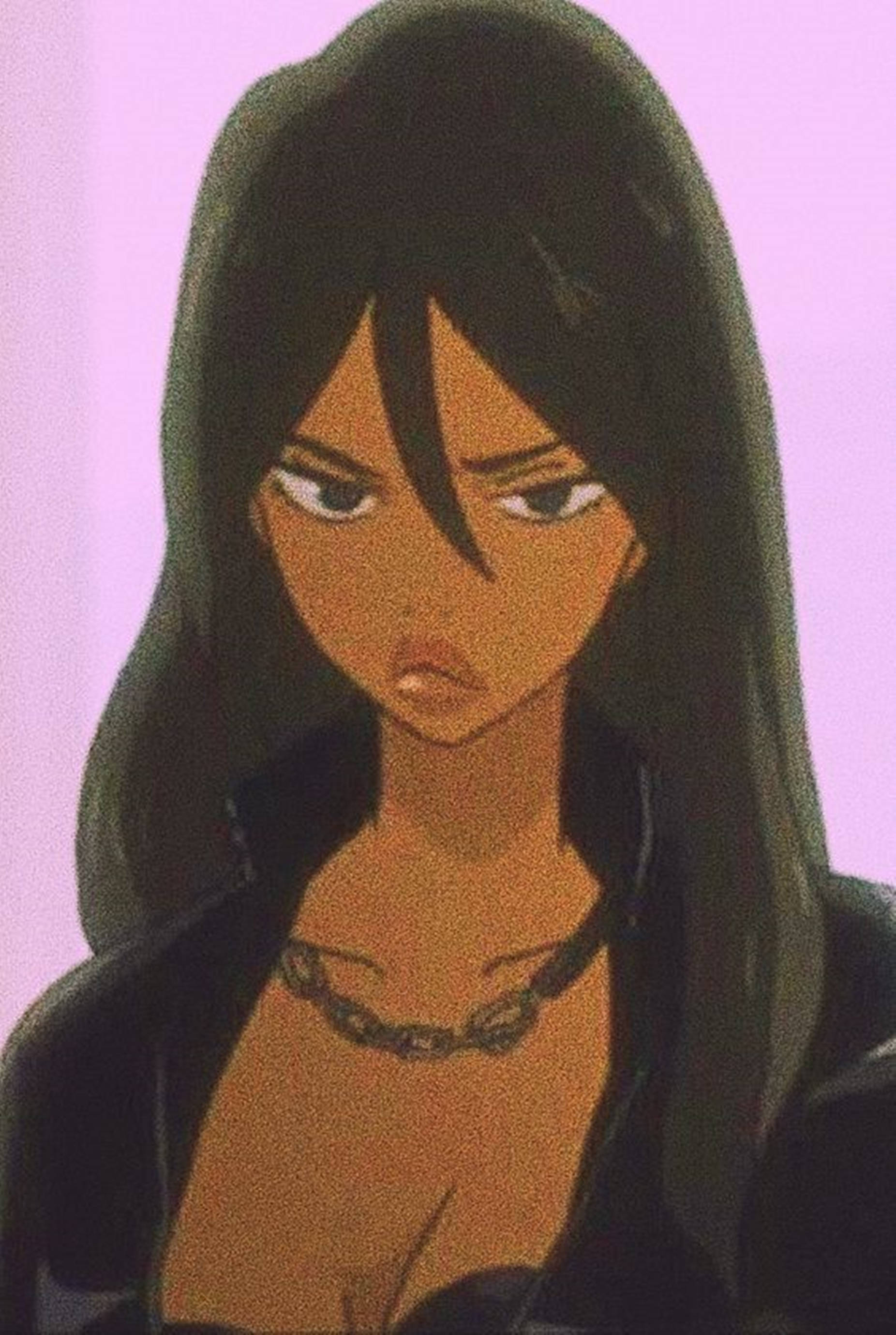 michiko malandro 桌布 壁紙 — 一個嚴肅的動漫女孩，長著深色長髮，戴著鏈條項鍊，在柔和的紫色背景前凝視前方。