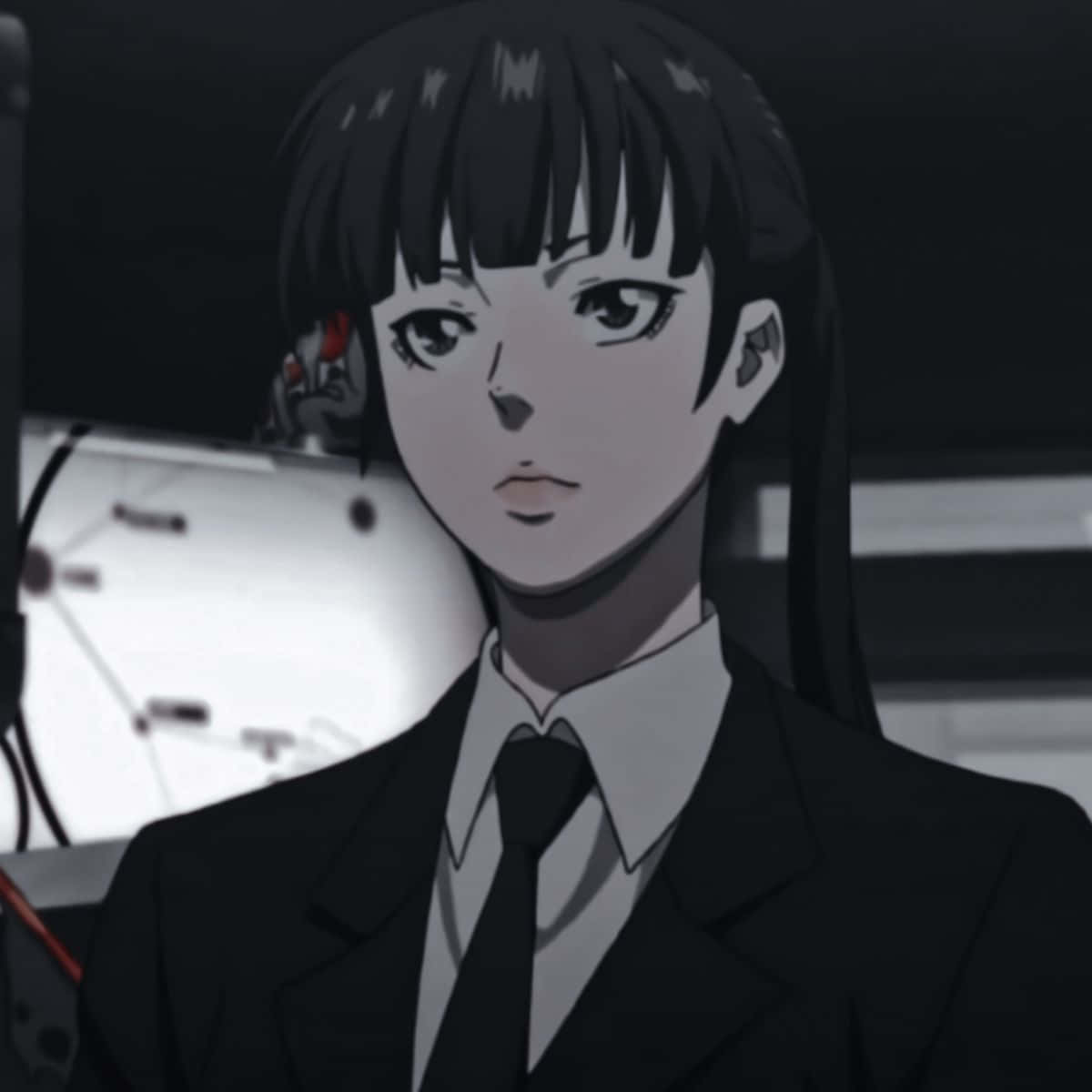 Yayoi Kunizuka 桌布 壁紙 — 一個嚴肅的動漫女孩，黑髮西裝，在昏暗且充滿科技的房間裡直視前方。
