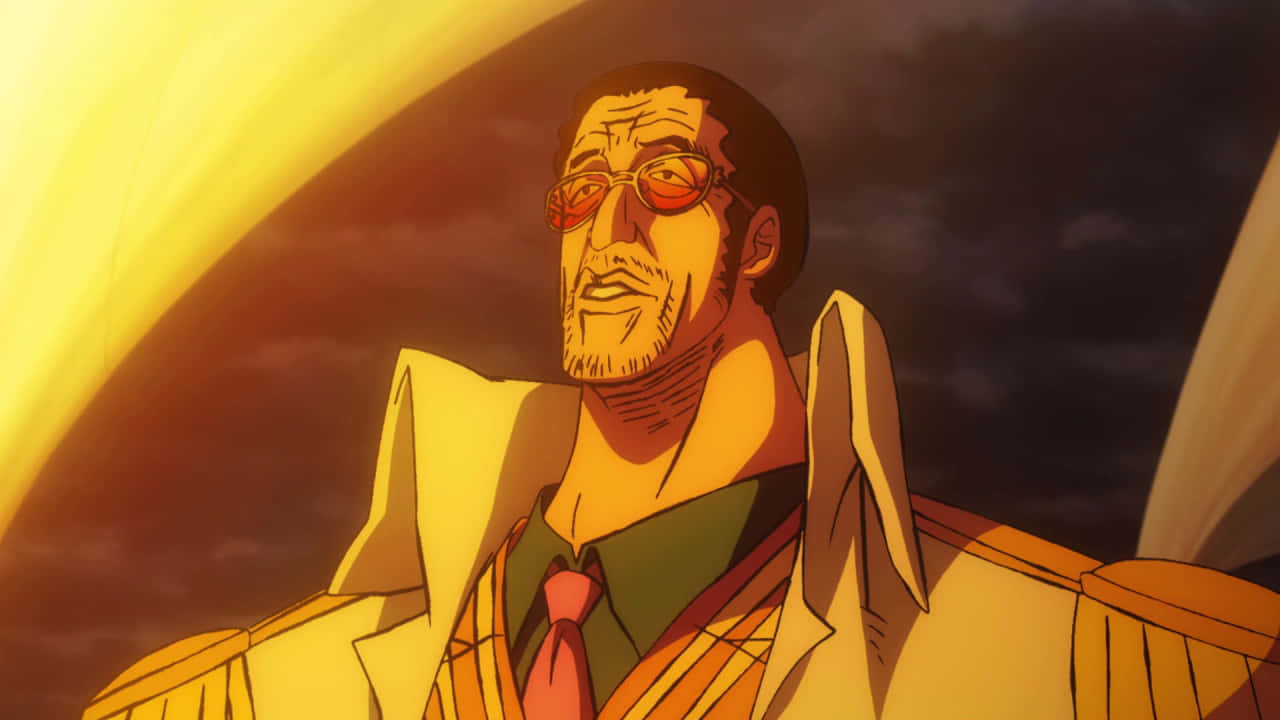 Kizaru 桌布 壁紙 — 一個嚴肅的動漫男人，戴著橙色眼鏡，穿著黃色外套，站在戲劇性的日落天空前。