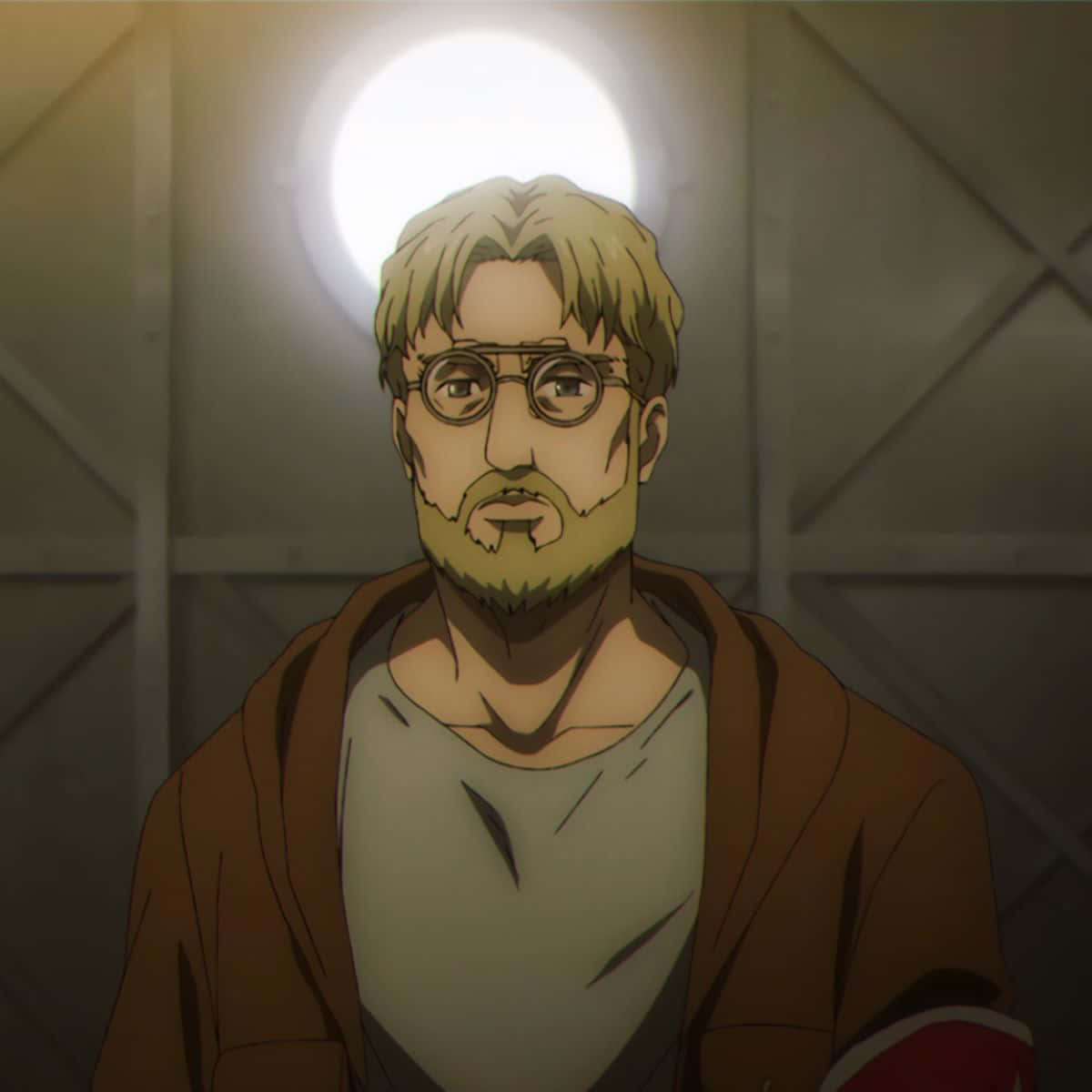 Zeke Yeager 桌布 壁紙 — 一個嚴肅的動漫男人，戴著眼鏡和鬍鬚，站在昏暗工業環境中明亮的圓形燈光下。