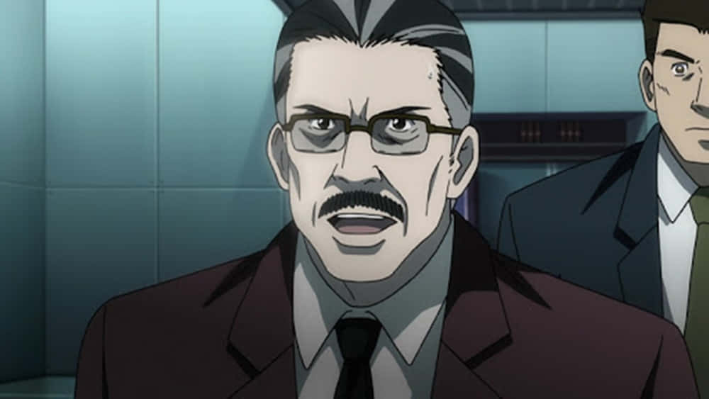 Soichiro Yagami 桌布 壁紙 — 一個嚴肅的動漫男人，戴著眼鏡和鬍子，穿著栗色西裝，在昏暗的房間裡凝視著。