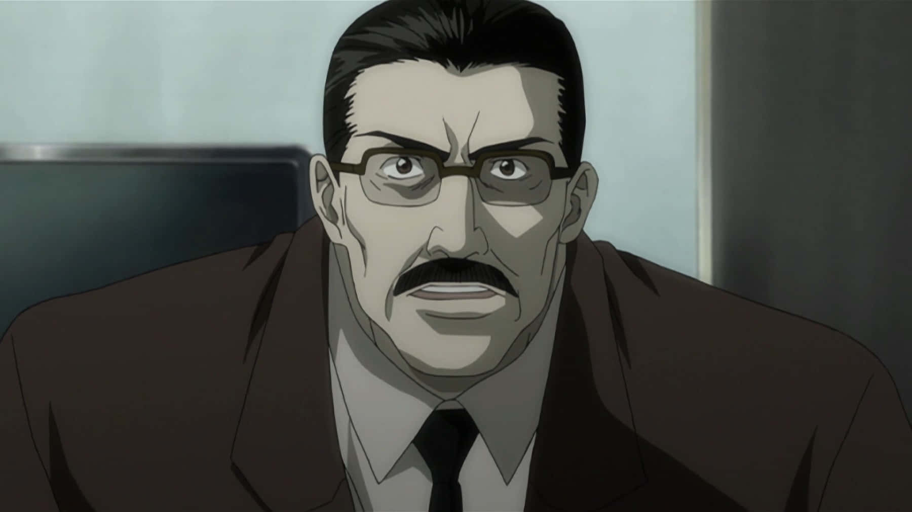 Soichiro Yagami 桌布 壁紙 — 一個嚴肅的動漫男人，戴著眼鏡和鬍子，在昏暗的辦公室裡凝視著。