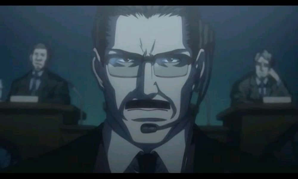Soichiro Yagami 桌布 壁紙 — 一個嚴肅的動漫男人，戴著眼鏡和鬍子，在昏暗的法庭上對著咪高峰說話，背景有兩個模糊的身影。