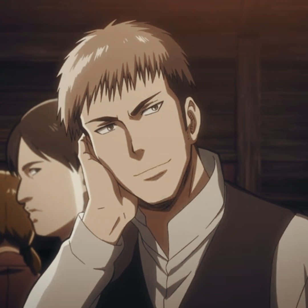 Jean Kirstein 桌布 壁紙 — 一個嚴肅的動漫男人，金色尖刺頭髮，在光線昏暗的木房間裡用手托著下巴。
