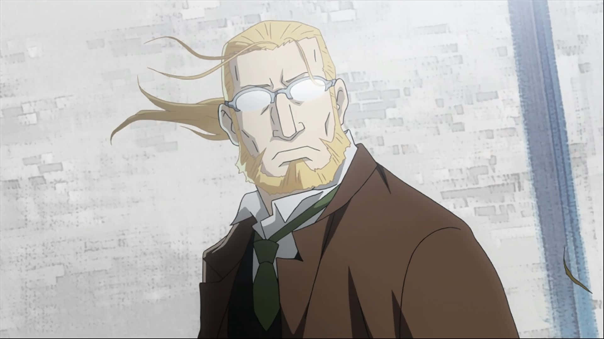 Van Hohenheim 桌布 壁紙 — 一個嚴肅的動漫男人，金髮戴眼鏡，站在骯髒的城市小巷中，風吹亂了他的頭髮。