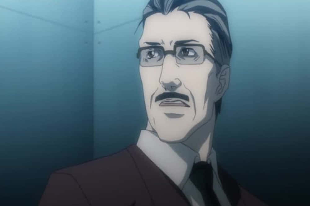 Soichiro Yagami 桌布 壁紙 — 一個嚴肅的動漫男子，戴着眼鏡和鬍子，身穿西裝，專注地凝視着冷色調的藍色牆壁。