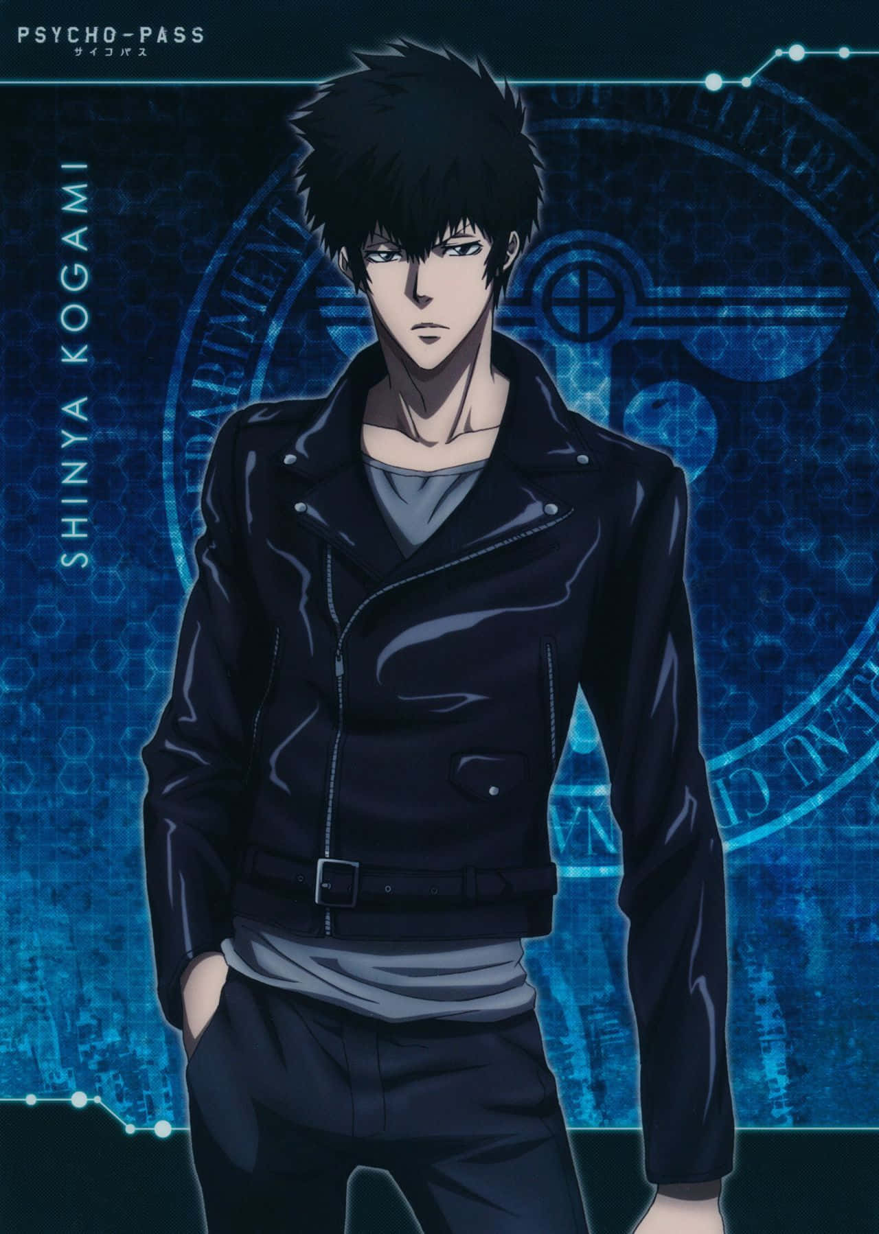 Shinya Kogami 桌布 壁紙 — 一個嚴肅的動漫角色，有著尖刺的黑髮，穿著光澤的黑色外套，站在發光的藍色數位徽章背景前。