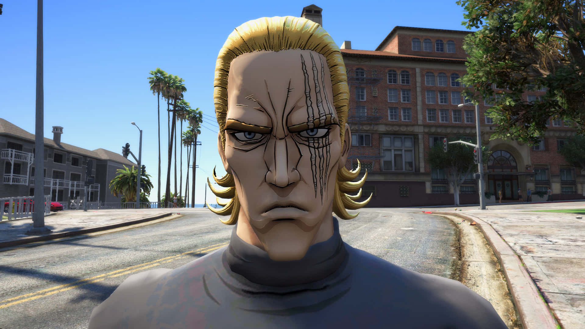 One Punch Man King 桌布 壁紙 — 一個嚴肅的動漫角色，金髮和疤痕，從陽光明媚的都市街道上強烈凝視，街道兩旁種滿棕櫚樹和磚砌建築。