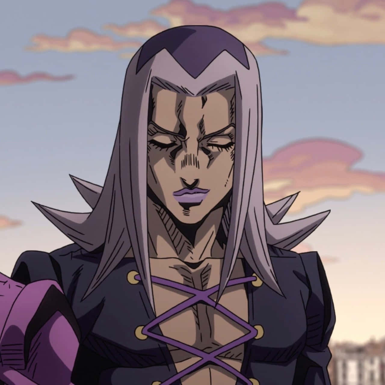 Leone Abbacchio 桌布 壁紙 — 一個嚴肅的動漫角色，銀色頭髮和紫色繫帶，凝視著夕陽天空。