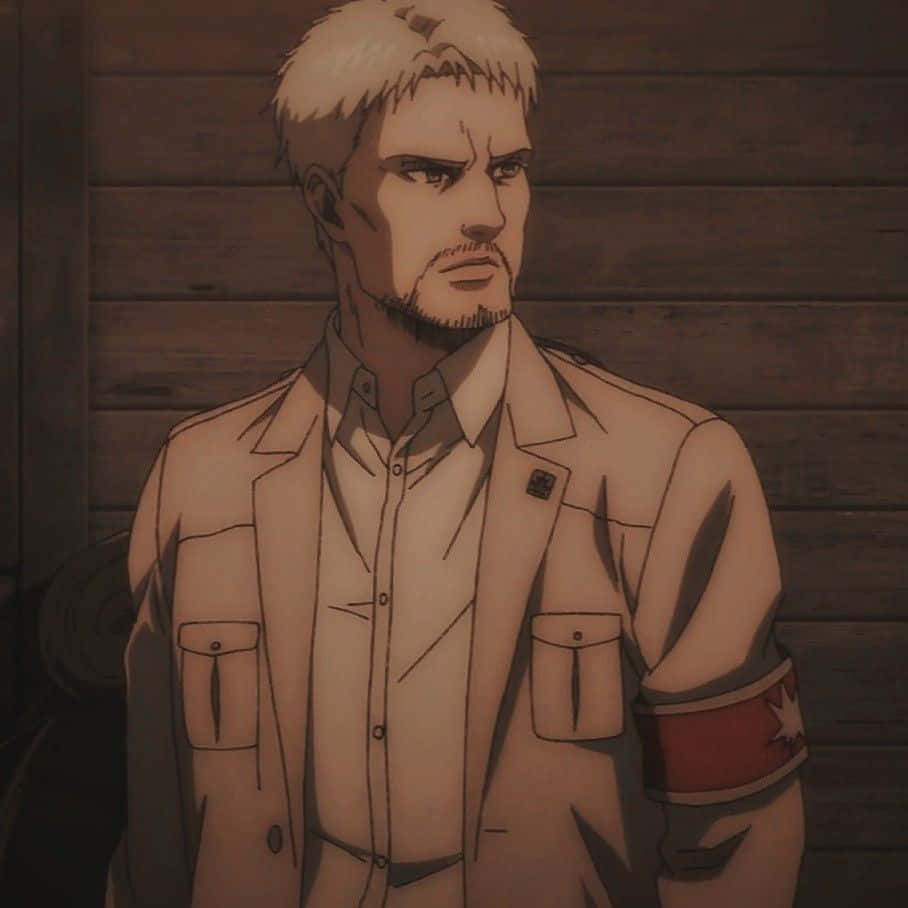 Reiner Braun 桌布 壁紙 — 一個嚴肅的動畫男人，白髮，戴著紅色臂章，在昏暗的燈光下靠著木牆站立。