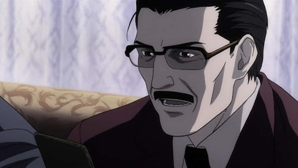 Soichiro Yagami 桌布 壁紙 — 一個嚴肅的動畫男子，戴著眼鏡和鬍子，專注地盯著一個裝置。