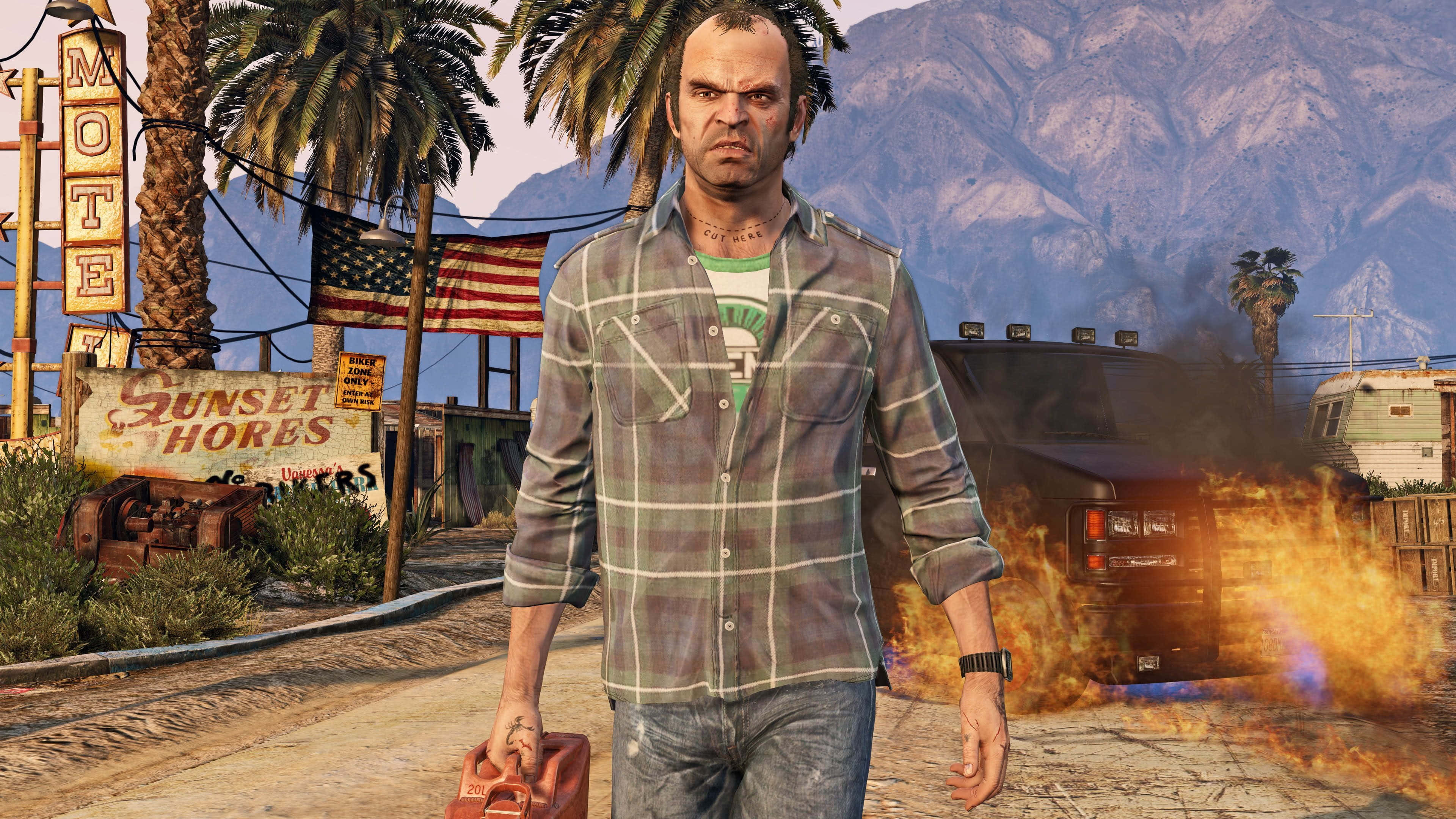 Gta V 4K 桌布 壁紙 — 一個嚴肅的男人穿著格子襯衫，站在沙漠路邊的汽車旅館，身後有一輛燃燒的車輛和遠處的山脈。