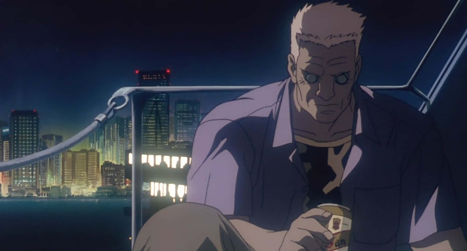 Ghost In The Shell Batou 桌布 壁紙 — 一個嚴肅的白髮動漫男子夜晚坐在船上，手持罐頭，俯瞰著發光的城市天際線。
