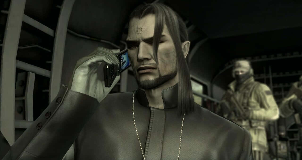 Metal Gear Solid Characters 桌布 壁紙 — 一個嚴肅的長髮男子在昏暗的工業環境中將電話貼在耳邊，背景有持槍人物。