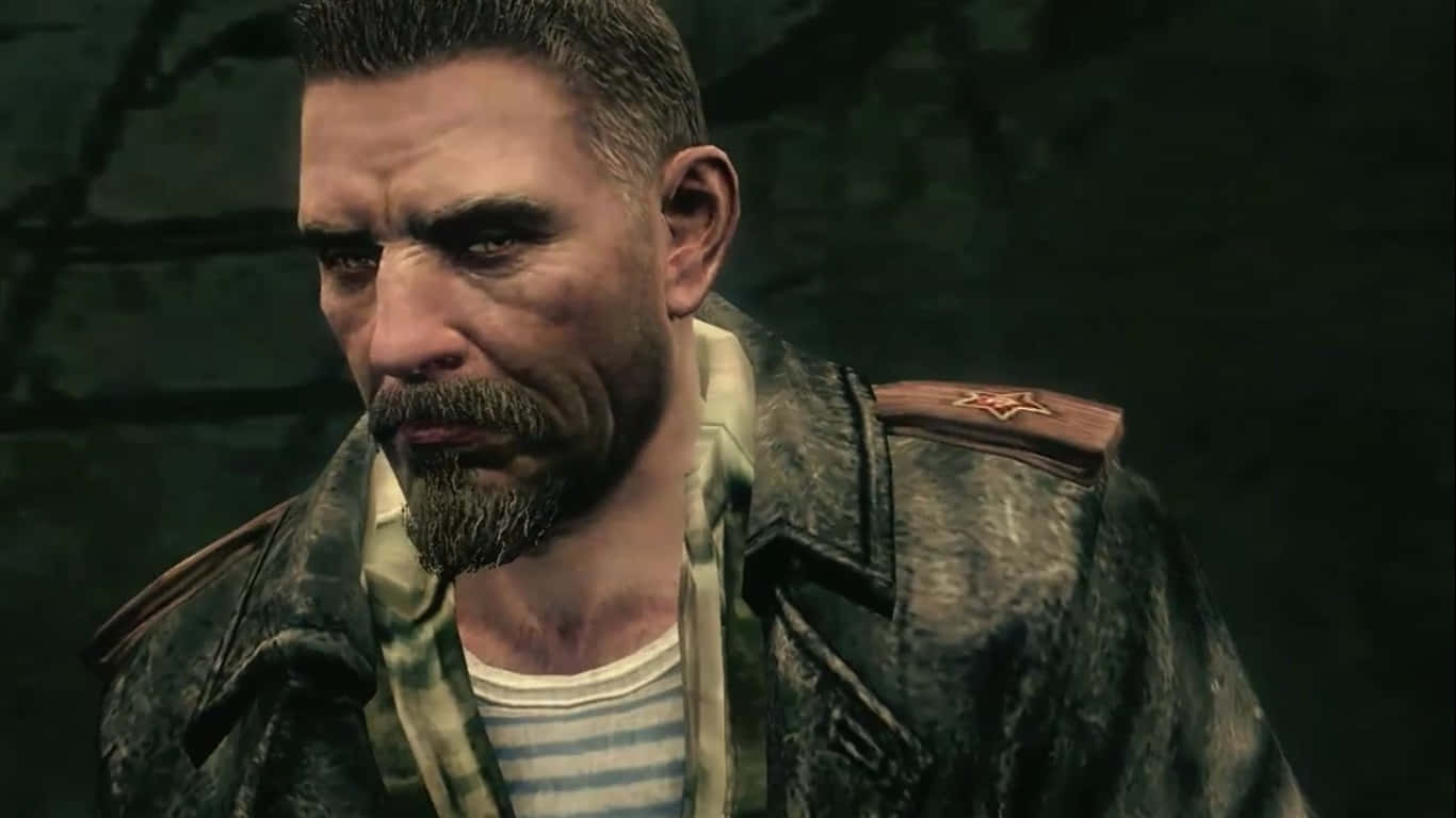 Viktor Reznov 桌布 壁紙 — 一個嚴肅的鬍鬚男穿著一件破舊的軍裝外套，上面有紅色星星補丁，在昏暗的森林環境中凝視著。