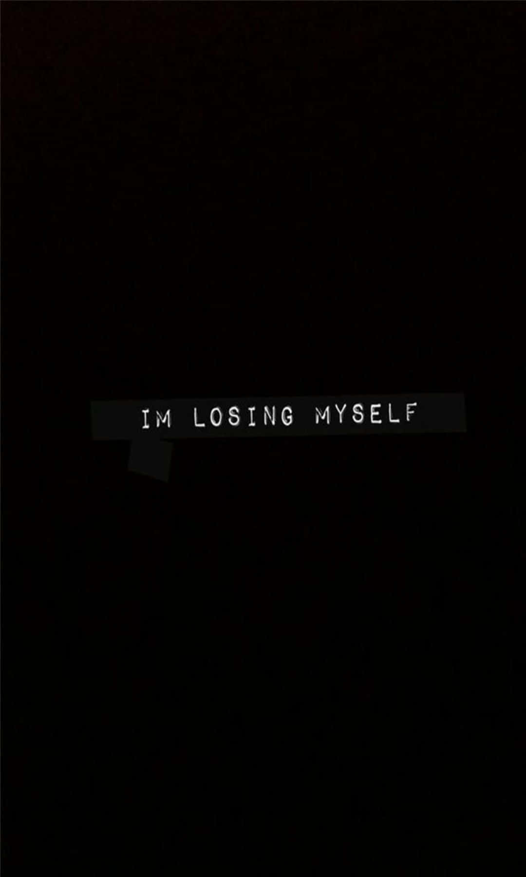 sadness 桌布 壁紙 — 一個嚴肅的黑色背景上，一個撕裂的黑色橫幅上以白色像素文字顯示「IM LOSING MYSELF」這句話。