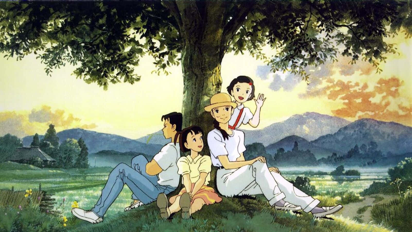 Hayao Miyazaki Movies 桌布 壁紙 — 一個四口之家平靜地坐在陽光明媚的草地上，一棵大樹下，遠處有山巒和溫暖的金色天空。