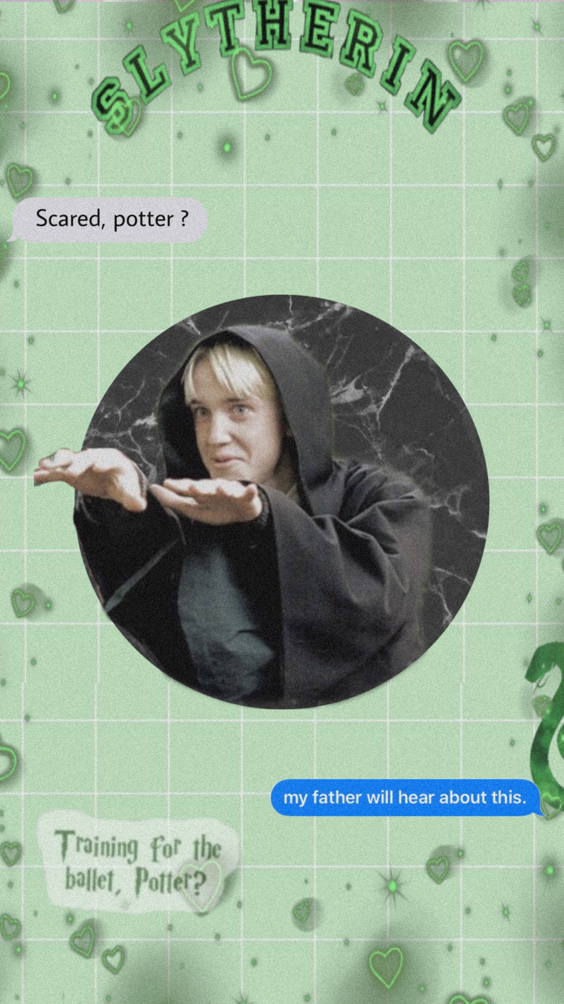 draco 桌布 壁紙 — 一個圓形肖像，描繪穿著深色長袍的跩哥·馬份，背景為薄荷綠色網格，帶有史萊哲林主題文字和心形圖案。