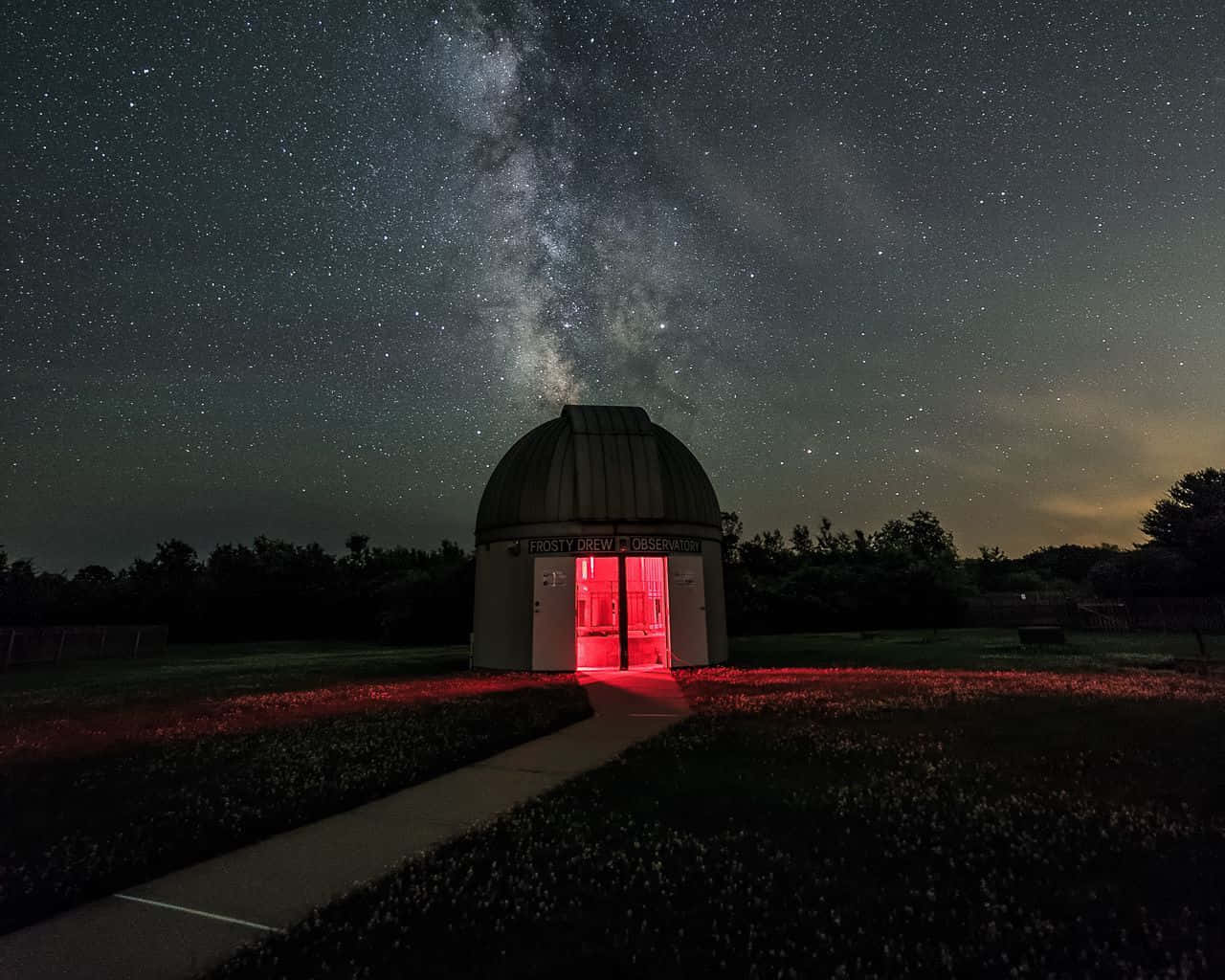Space Observation 桌布 壁紙 — 一個圓頂天文台在繁星點點的夜空下發出紅光，銀河在上方拱起。