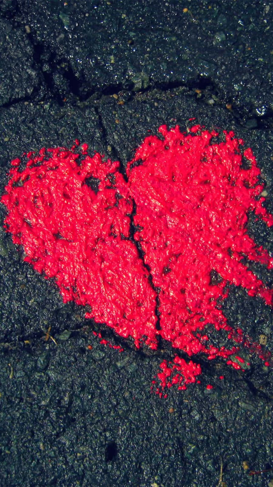 Heart Shape 桌布 壁紙 — 一個在裂開的瀝青上繪製的鮮紅色心形，具有粗糙的紋理外觀。