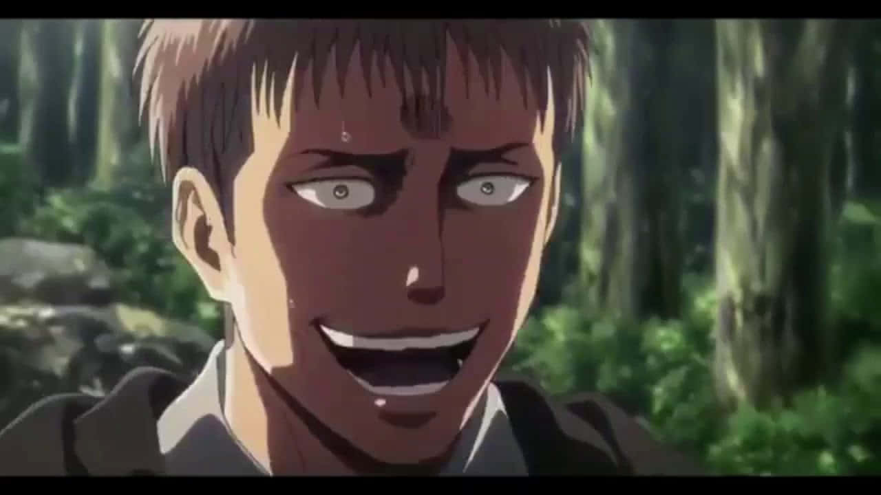 Jean Kirstein 桌布 壁紙 — 一個在陽光明媚的森林中，擁有棕色頭髮和銳利眼神的動漫角色，正在咧嘴大笑的特寫鏡頭。